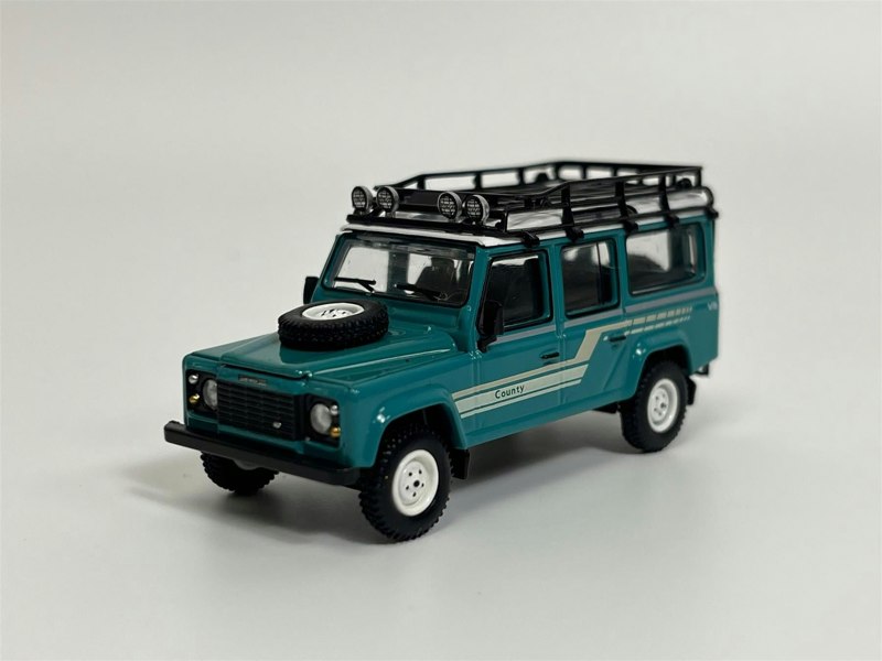 Mini GT Land Rover Defender 110 1985 County Station Wagon Green LHD 1:64 Mini GT MGT00590L