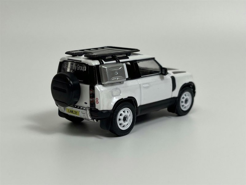 Tarmac Land Rover Defender 90 White Metallic 1:64 Scale Tarmac Works T64G019WH