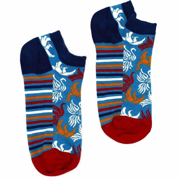 Low bamboo socks in navy with multicolor stripes and orange animal pattern