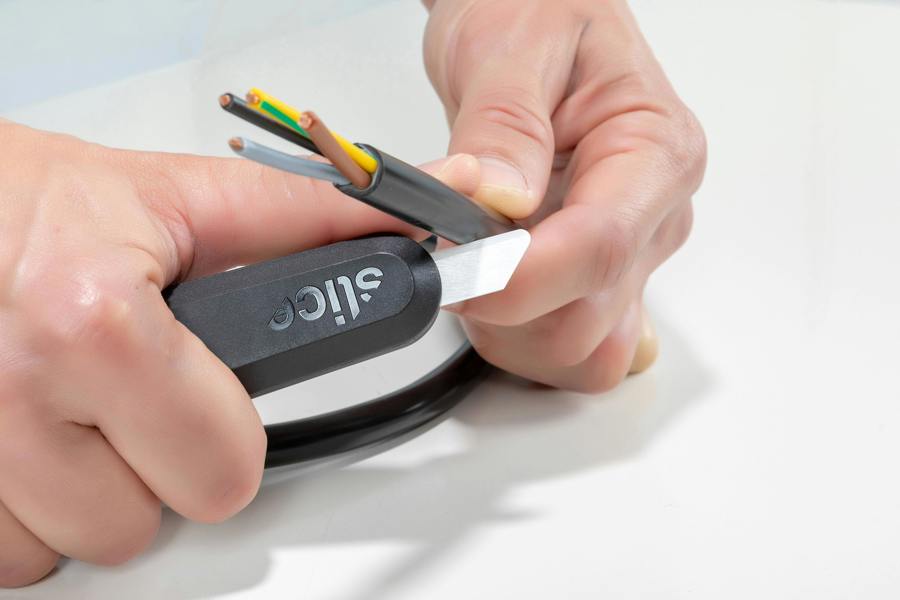 Slice Manual Utility Knife In use - DaltonSafety