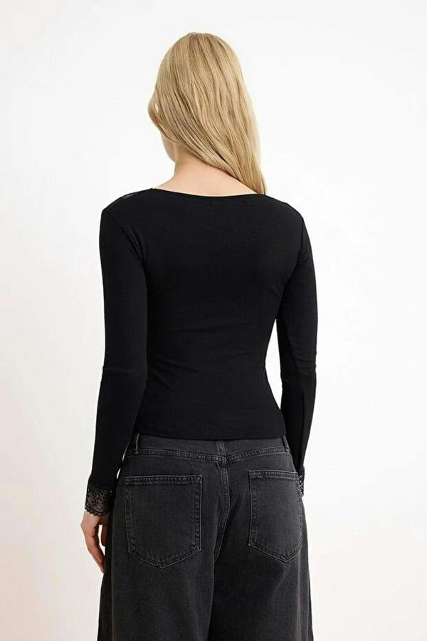 WOVCOR Fitted V-neck Soft Knit Blouse with Lace Detail
