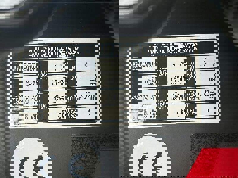 Portable Electric Air Compressor 8L 124LPM 8 BAR / 115PSI (3/4HP 0.44KW Lightweight Garage Workshop)