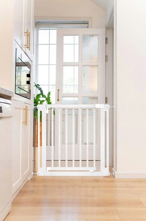 Bettacare Wooden Elegance Dog Gate, White, 71cm - 79cm, Pressure Fit Pet Gate for Puppy, Dog and Pet, Easy Installation