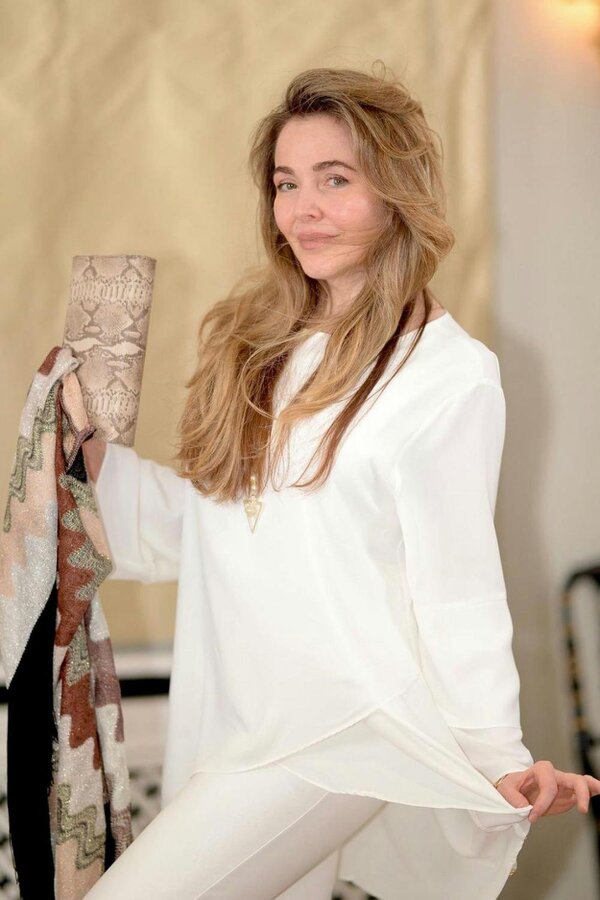 Hoxton Gal Relaxed Fit Long Sleeves Layered Blouse in White with Necklace