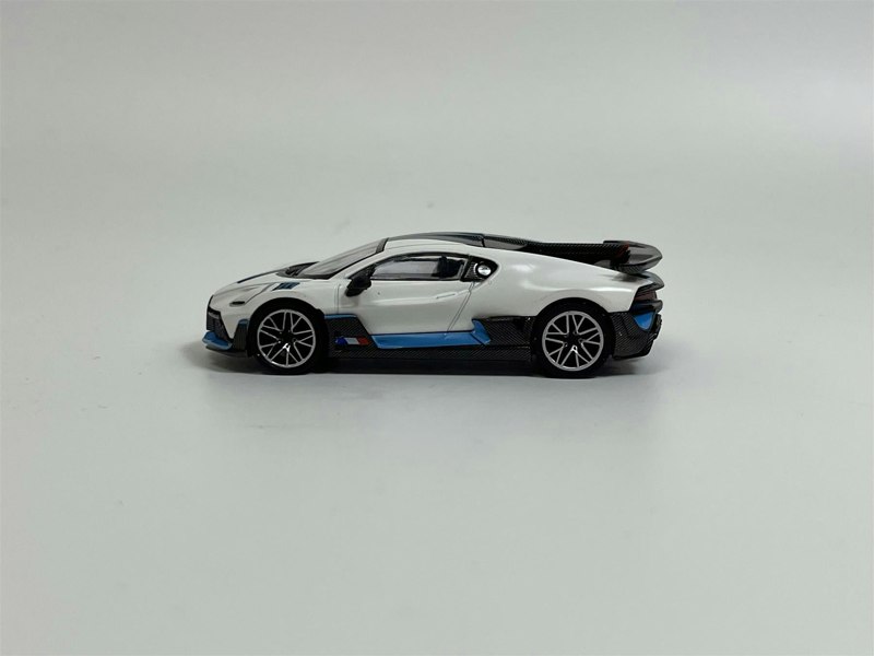 Mini GT Bugatti Divo White LHD 1:64 Scale Mini GT MGT00661L