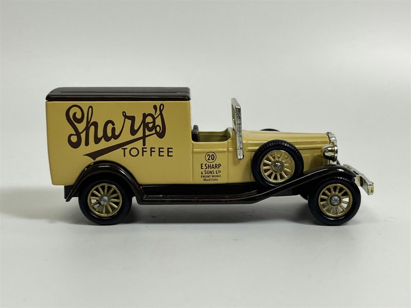 MCSlots Packard Town Van Sharps Toffee Days Gone Lledo 22011D B3