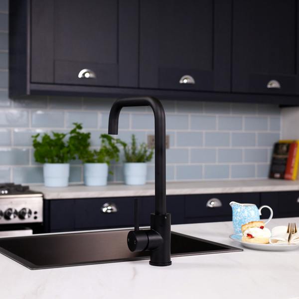 Flode Arendal | Single Lever Kitchen Sink Mixer Tap with Swivel Spout | Matt Black Finish