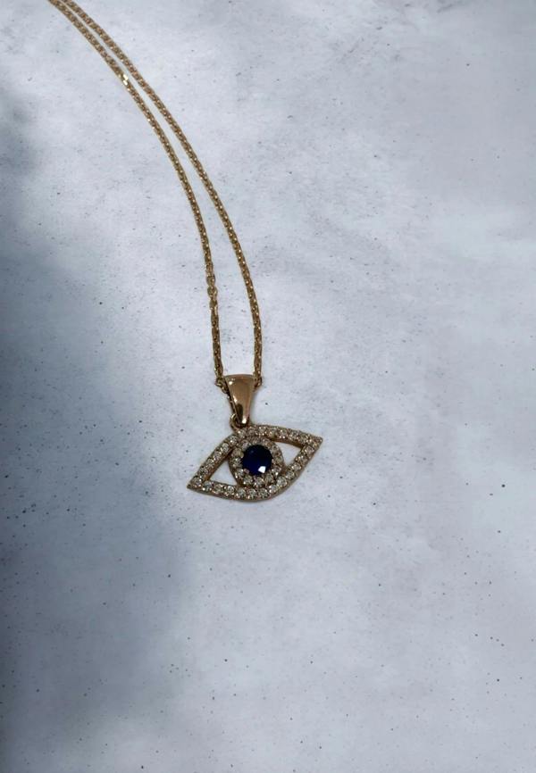 Still life of the necklace.
