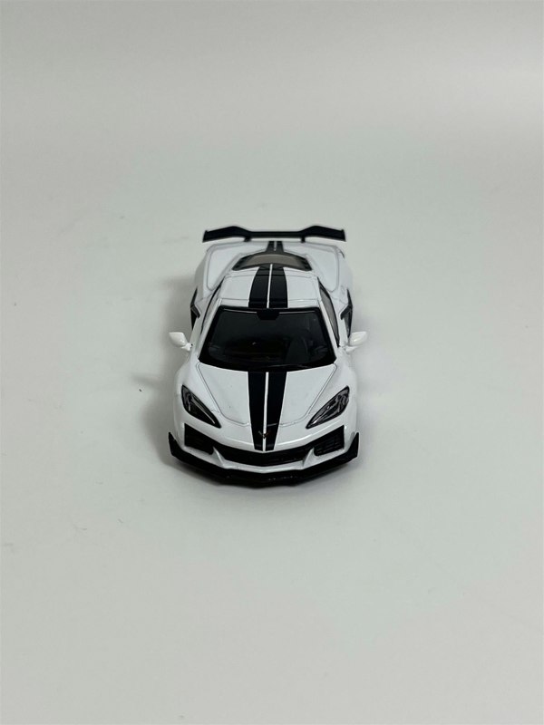 Mini GT Chevrolet Corvette Z06 2023 Arctic White LHD 1:64 Scale Mini GT MGT00677L