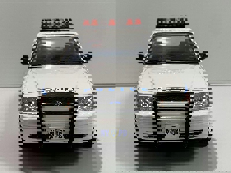 2011 ford crown victoria nypd police car 1:24 scale greenlight 85513