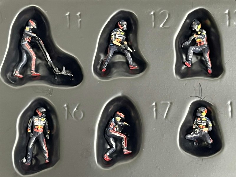 Mini GT Sergio Perez Red Bull RB18#11 2022 Abu Dhabi GP Pit Crew Set 1:64 Mini GT MGTS0008