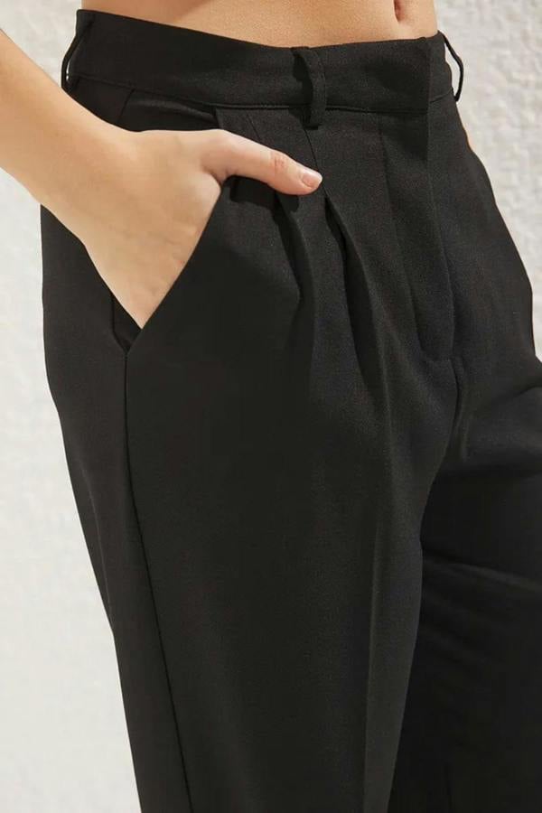Hoxton Gal Straight-Cut Pleated Woven Trousers