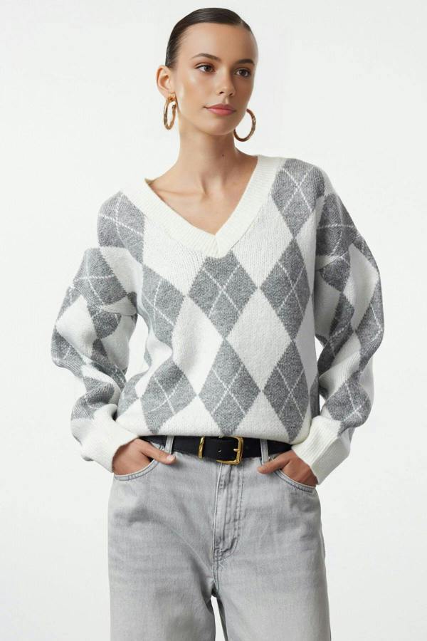 WOVCOR Soft-Textured V-Neck Argyle Pattern Knit Sweater