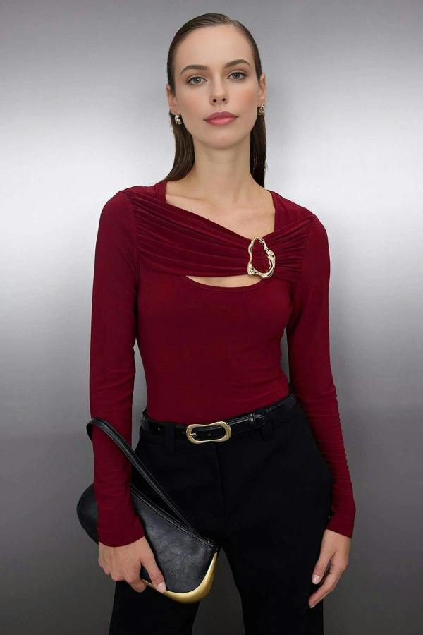 WOVCOR Fitted Knitted Blouse with Accessory and Cut-Out Details