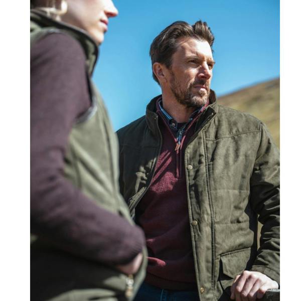 Man wearing the Glenesk quilted jacket outside