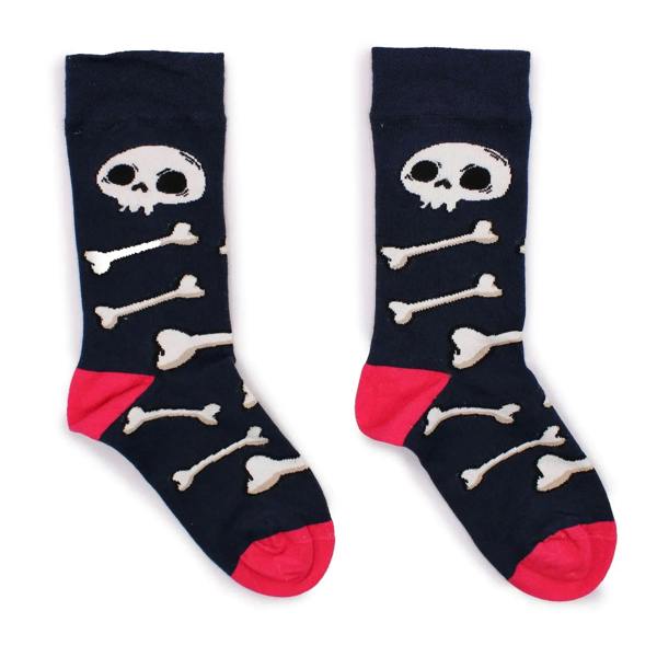 Two navy blue bamboo crew socks with skull-and-bones print and red toe heels.