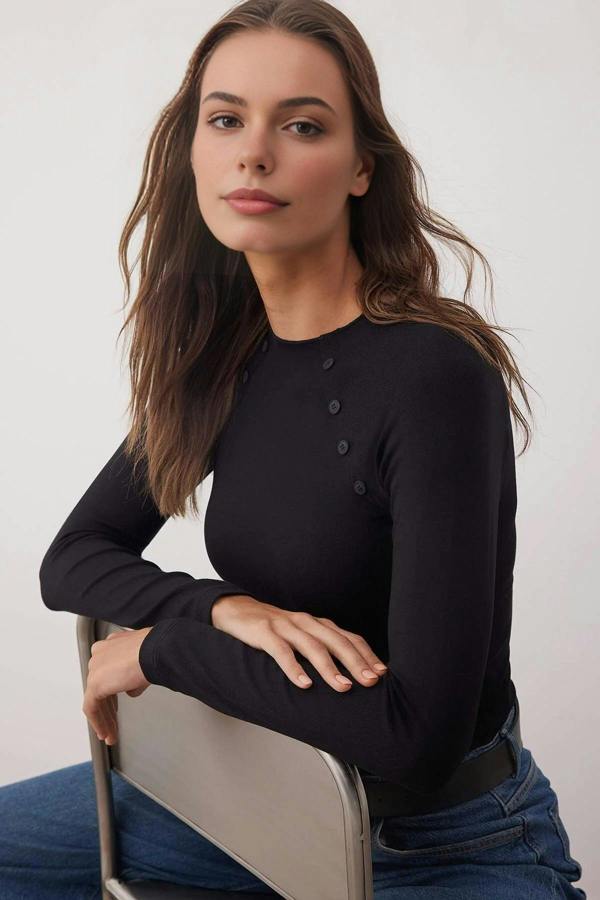 WOVCOR Stand Collar Knit Blouse with Button Detail