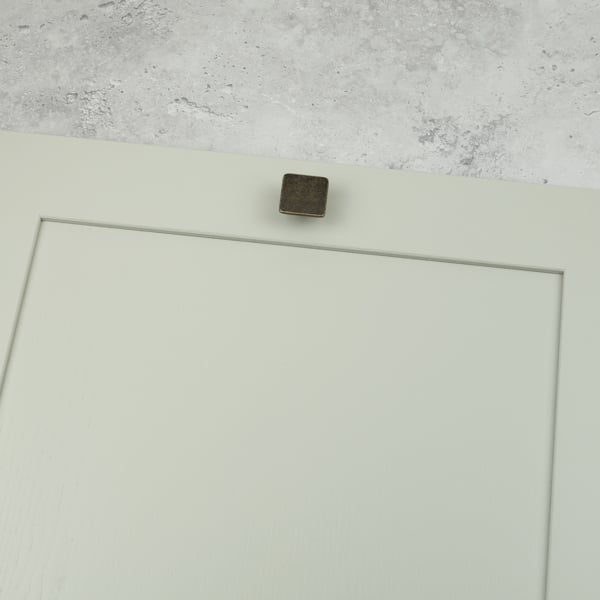 Handle & Home 32mm Antique Brass Square Knob