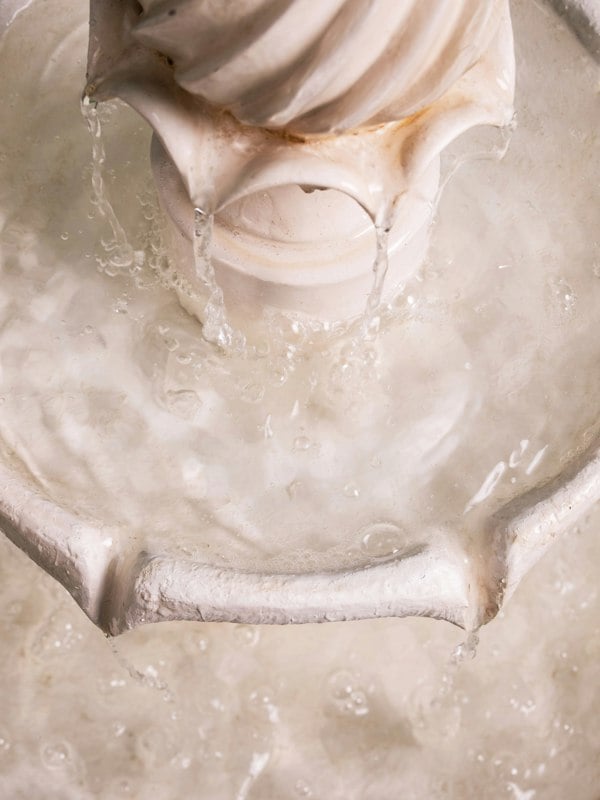 MDA Designs Aruna Elegant 3-Tier Outdoor Water Fountain Self-Contained Stunning Garden Feature with Cascading Waterfall