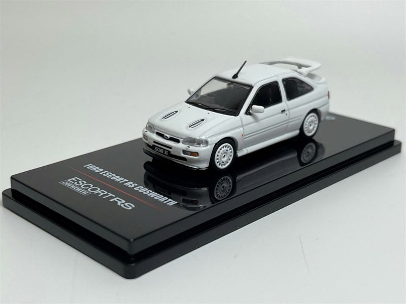 Inno 64 Ford Escort RS Cosworth White RHD With OZ Rally Racing Wheels 1:64 Inno IN64FERSWHIRHDOZ