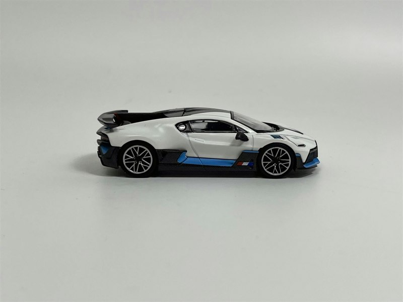 Mini GT Bugatti Divo White LHD 1:64 Scale Mini GT MGT00661L