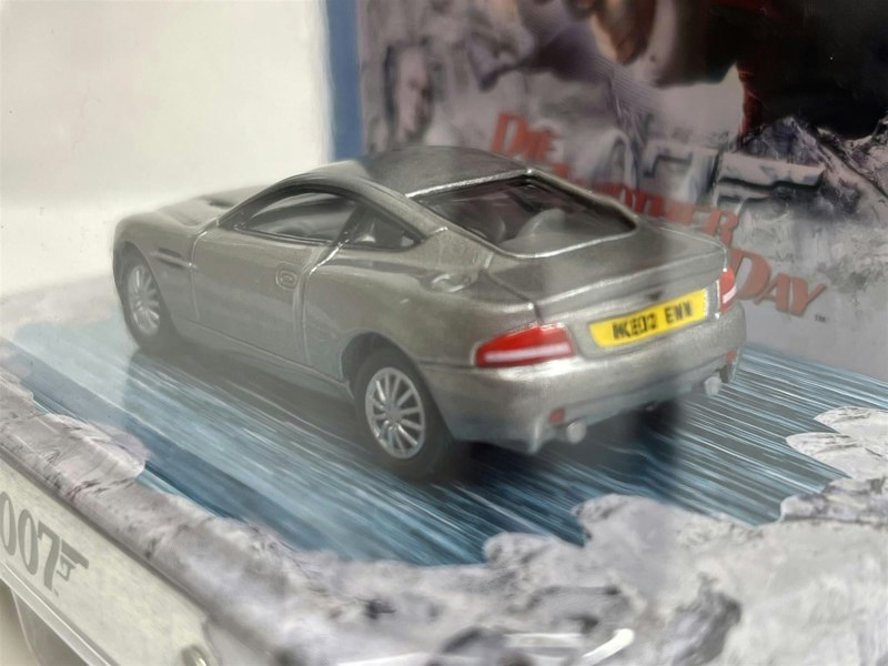 Johnny Lightning James Bond 007 2002 Aston Martin V12 Vanquish 1:64 Scale JLDR016