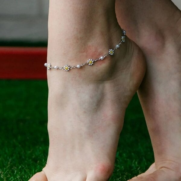The Colourful Aura White Daisy Pearl Floral Summer Indie Boho Flower Adjustable Anklet - Silver