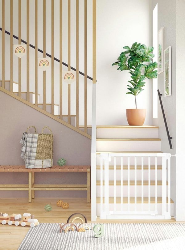 Bettacare Wooden Elegance Dog Gate, White, 71cm - 79cm, Pressure Fit Pet Gate for Puppy, Dog and Pet, Easy Installation