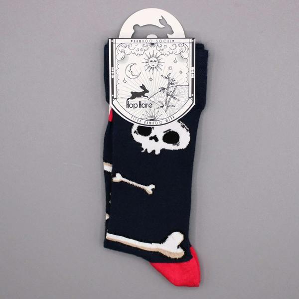 Navy skull-and-bones bamboo crew sock with red toe and heel; hang tag attached.