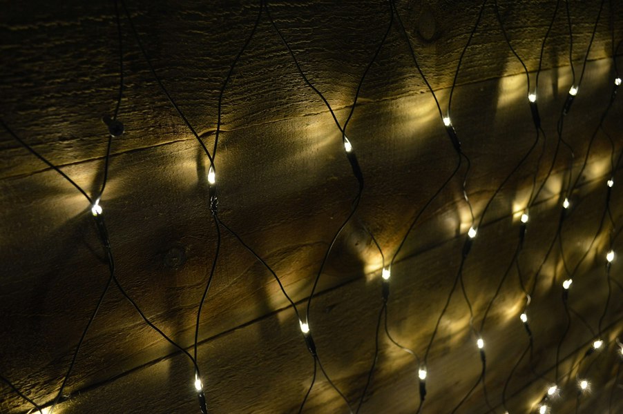 Samuel Alexander 1.7m x 1.2m 180 LED Indoor Outdoor Multifunction Christmas Net Light with Timer in Warm White