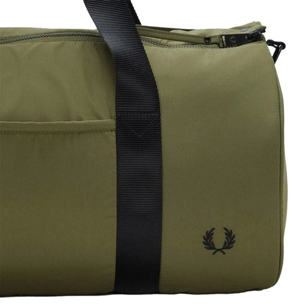 FRED PERRY L6264 Q55 UNIFORM GREEN BARREL BAG One Size