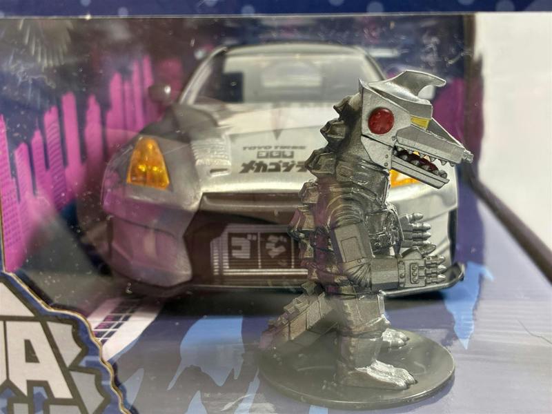 MCSlots Mechagodzilla Figure and 2009 Nissan GT-R R35 Ben Sopra 1:24 Scale Jada 36285