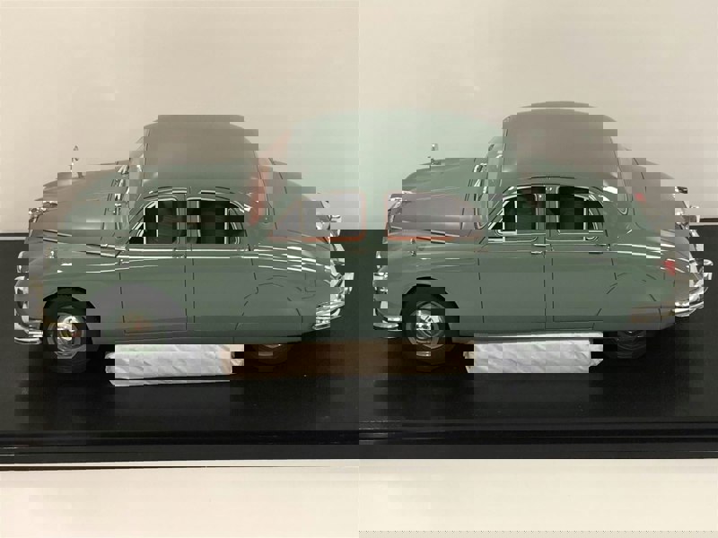 jaguar 2.4 litre mki 1955 green cult scale models 1:18 scale cml047-1