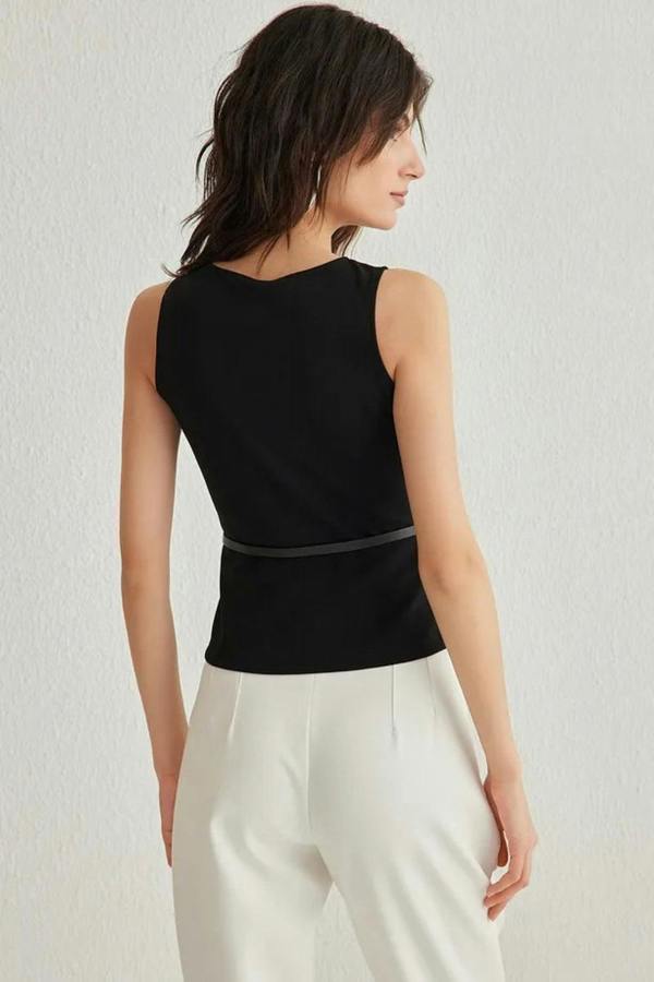 Hoxton Gal Belted Fitted Knit Blouse
