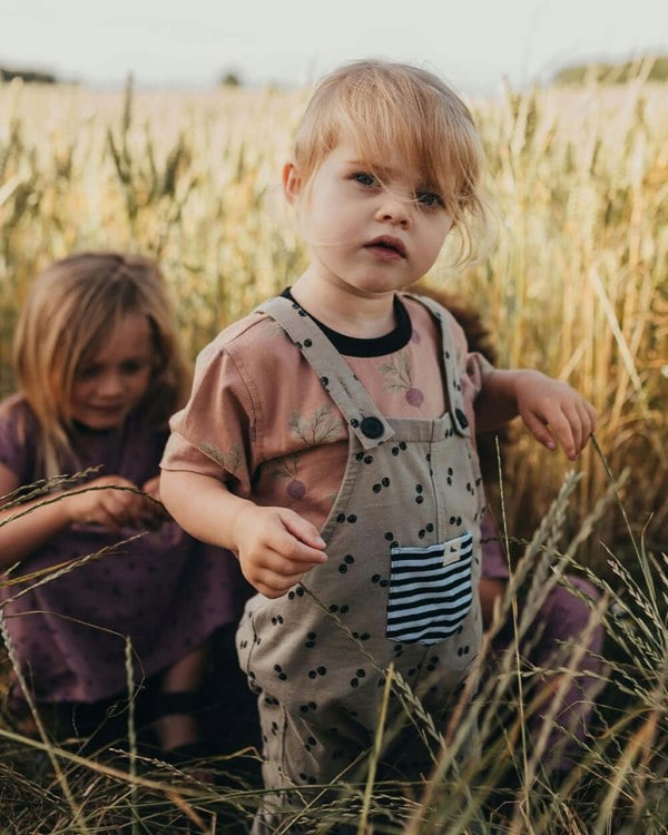 Girl wearing organic cotton kids short-sleeve top