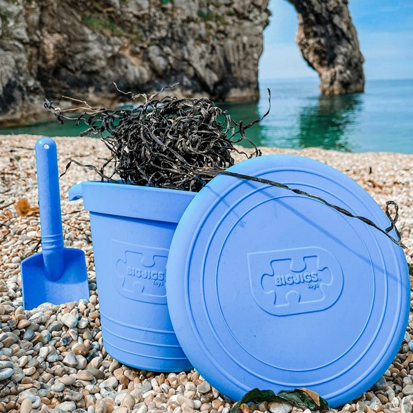 Bigjigs Toys 3 Silicone Beach Toys, Bucket, Flyer and Spade - Blue