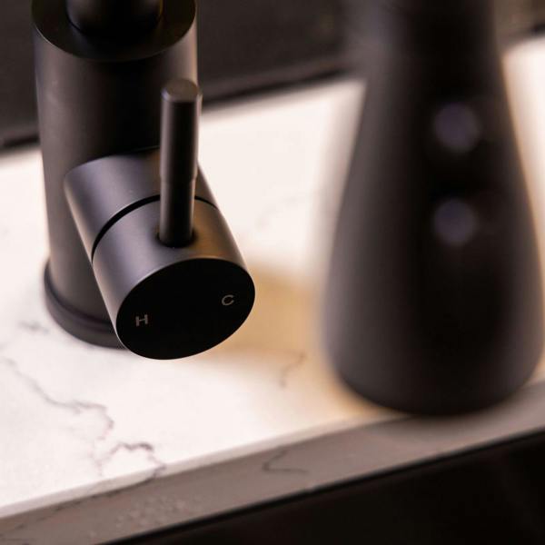 Flode Runda | Kitchen Sink Mixer with Pull out Spray | Matt Black | Oval Head