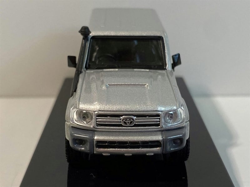 toyota land cruiser 76 silver pearl 1:64 scale paragon 65312r
