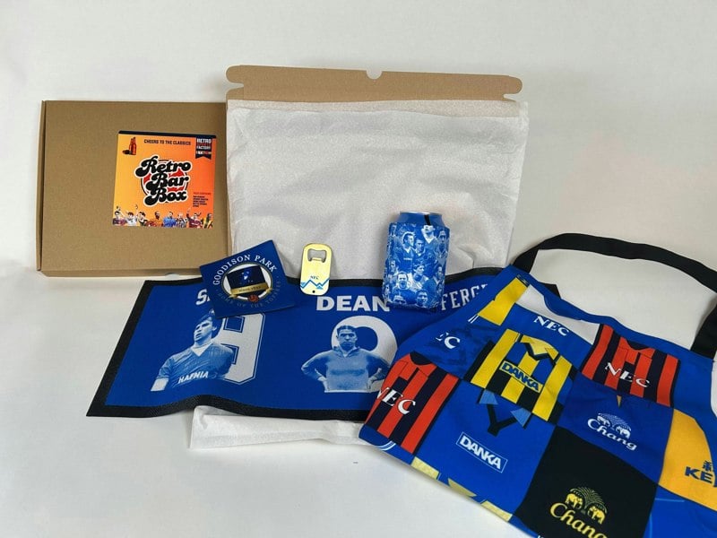BritishmadeGifts Everton Football Fan - Retro Bar Box - The Perfect Time Capsule Gift Box for Football Lovers