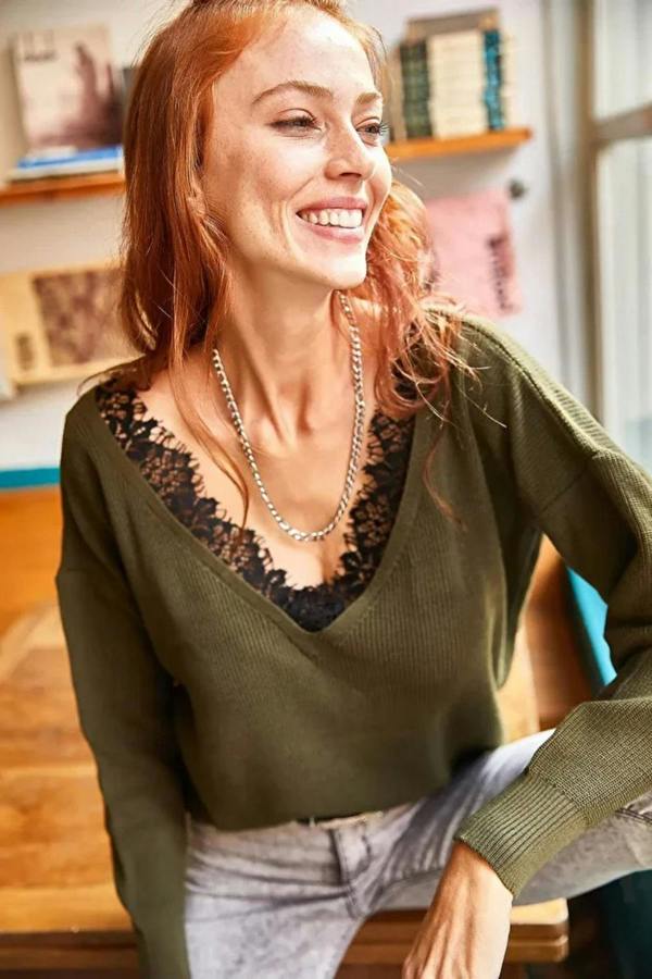 Hoxton Gal Lace-Collar Knit Blouse
