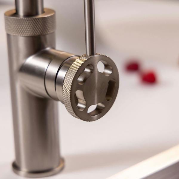 Flode Hjul  | Single Lever Industrial Style Kitchen Tap | Swan Neck Design | Brushed Steel