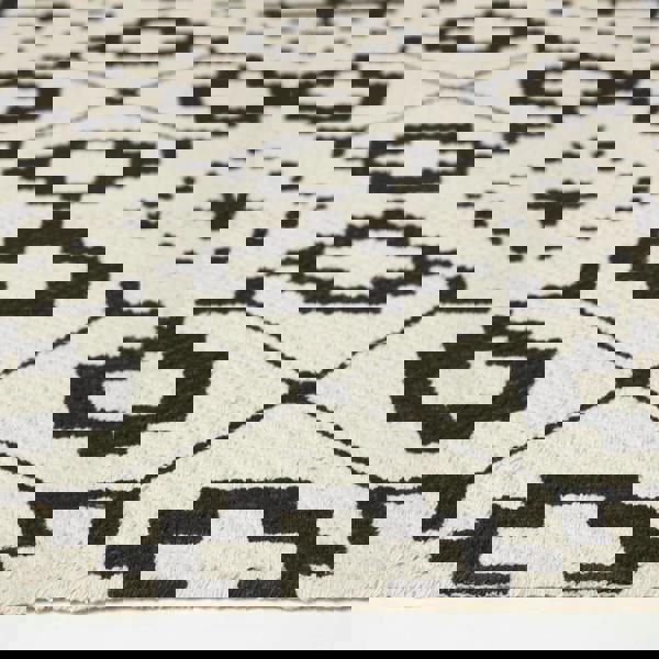 HOMESCAPES Reva Black & White Cotton Geometric Rug