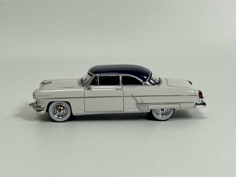 Mini GT Lincoln Capri 1954 Artic White Atlantic Blue LHD 1:64 Mini GT MGT00631L