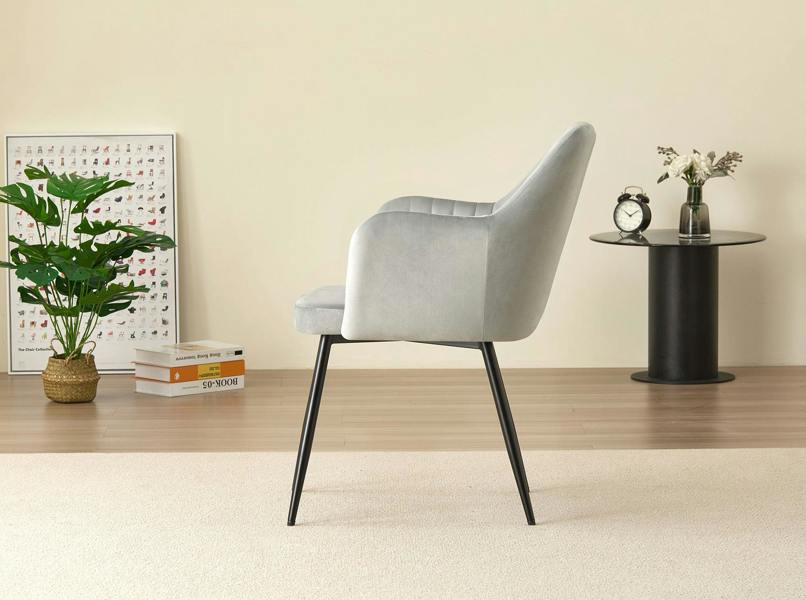 Colorado Dining Table with 4 Charlotte Velvet Chairs - Madefor.Living