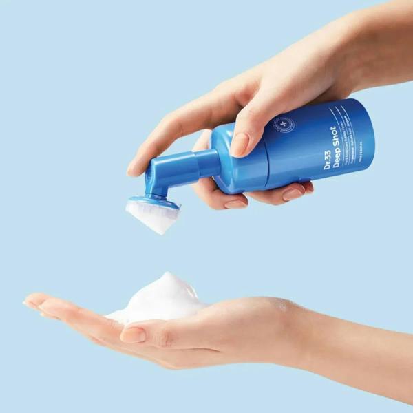 Effervescent, white, and crackling micro-bubble foam texture of seapuri Scalpy Bubble Tonic being massaged directly onto hair parts at Atelier De Glow UK.