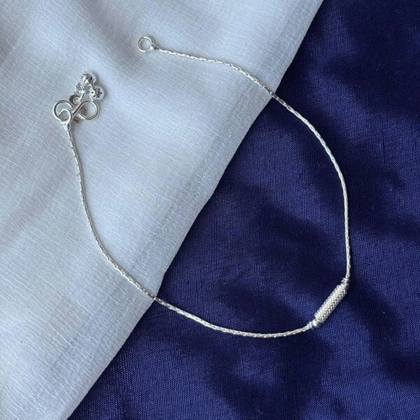 The Colourful Aura Pure Silver Slim Minimalistic Indie Boho Silver Indian Payal Anklet