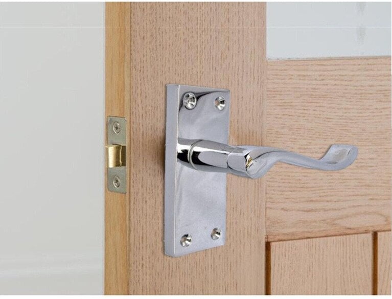 EDH Door Hardware Polished Chrome Victorian Scroll Door Handles – Lever Latch on Backplate – Pack of 4 Pairs
