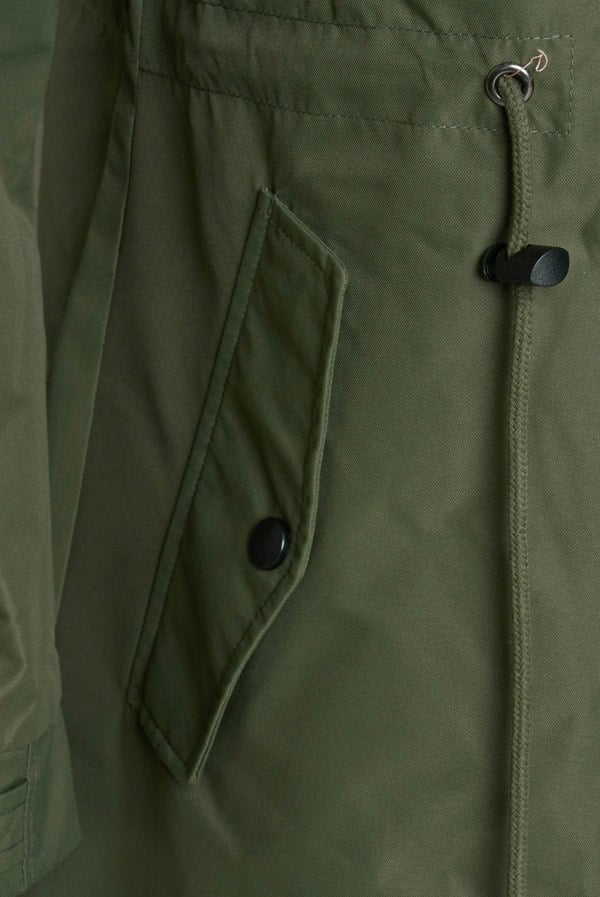 Elle Emily Plain Festival Mac