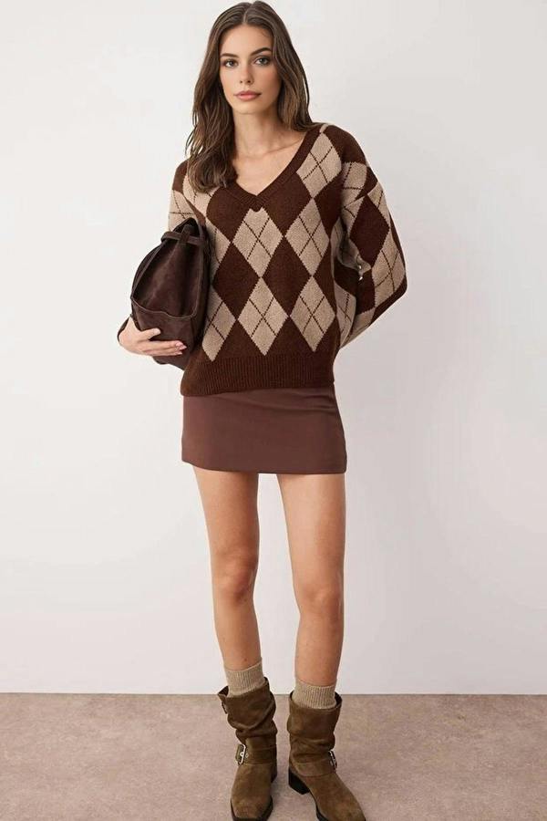 WOVCOR Soft-Textured V-Neck Argyle Pattern Knit Sweater