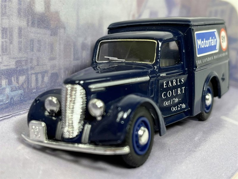MCSlots Commer 8 CWT Van 1948 Motorfair The London Motorshow 1:43 The Dinky Collection DY8BD S3